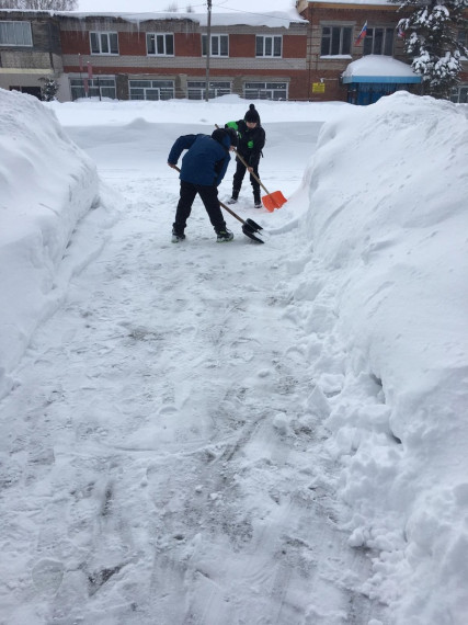 Акция по расчистке снега у памятника.