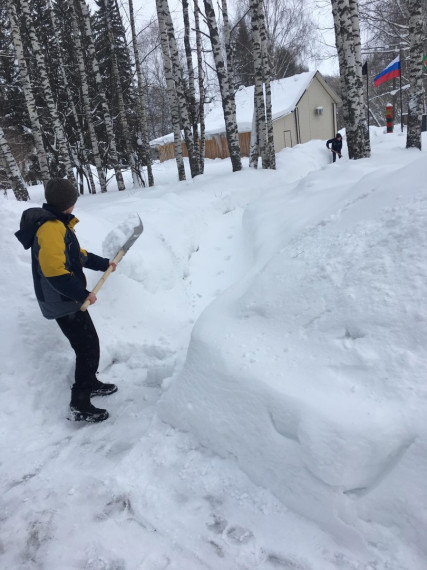 Акция по расчистке снега у памятника.